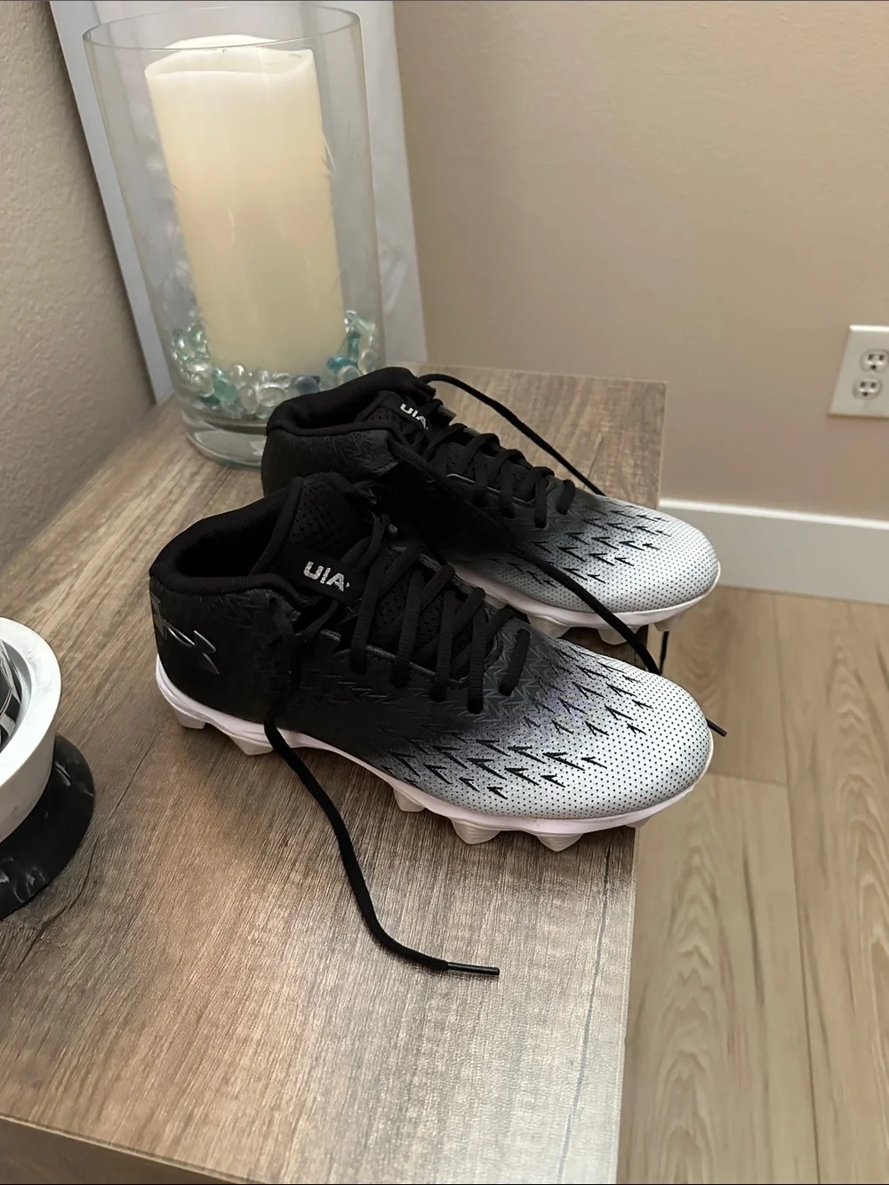 Under Armour Men's Black and White Gradient Athletic cleats Shoes